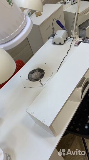 Маникюрный стол с вытяжкой