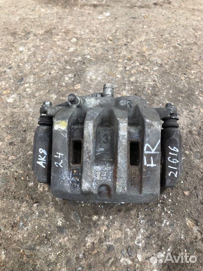 Суппорт тормозной передний правый Honda Accord 8