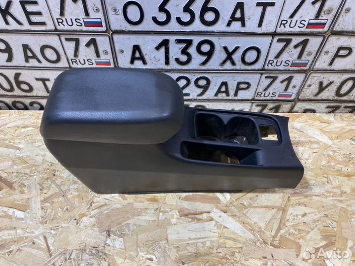 Подлокотник Mitsubishi Lancer 4G18 2004