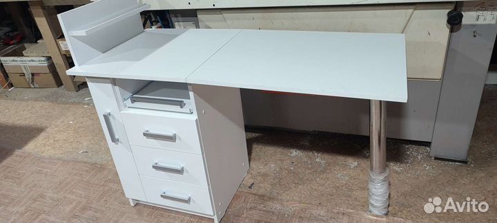 Маникюрный стол складной