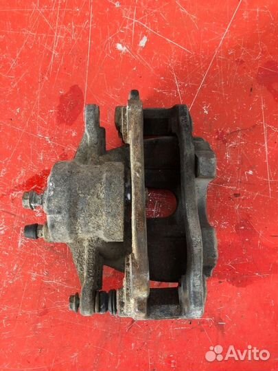 Суппорт тормозной левый Toyota Avensis T250