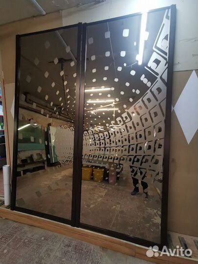 Двери купе с рисунком на бронзовом зеркале № 4038