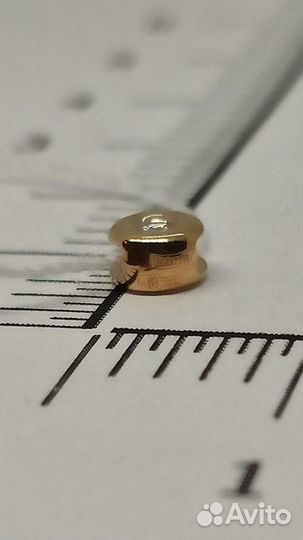 Золотая подвеска с камнем