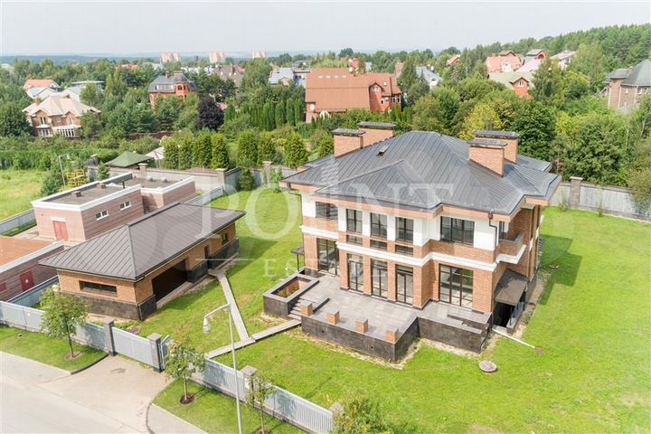 Дом 862 м² на участке 38 сот.