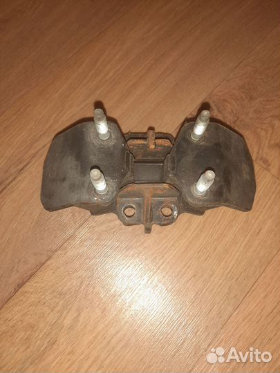 Подушка кпп тойота Марк 2