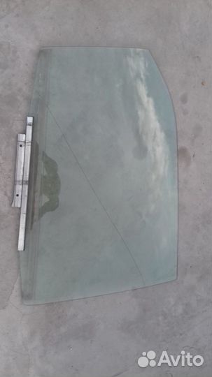 Стекло заднее правое на Камри 50