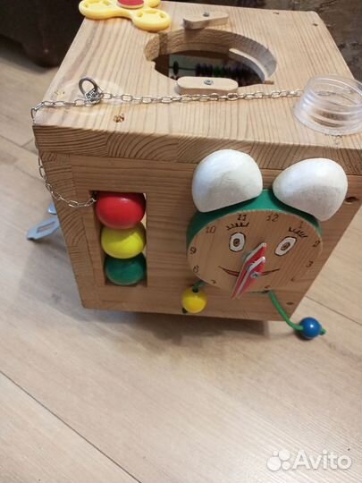 Бизиборд в форме большого кубика на колесах