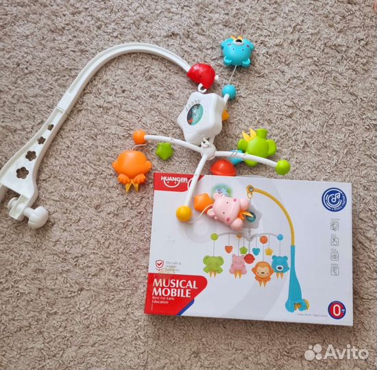 Мобиль с проектором изображ и безопасным кронштейн