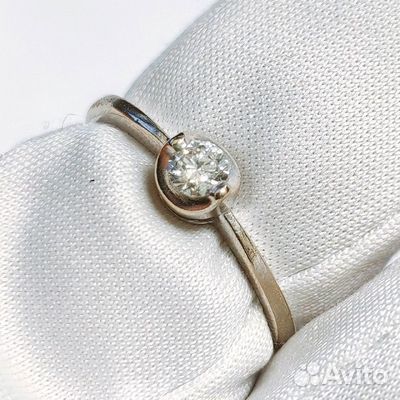 Золотое кольцо с бриллиантом 17р