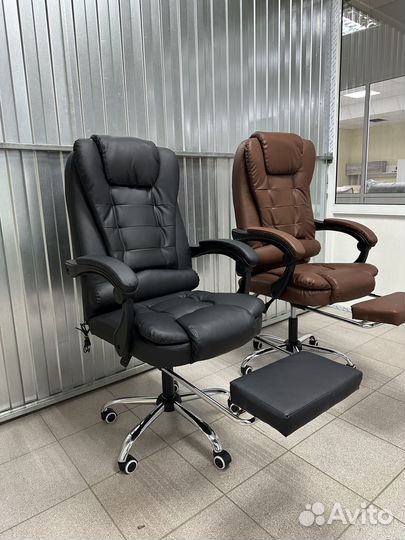 Офисное кресло с подножкой