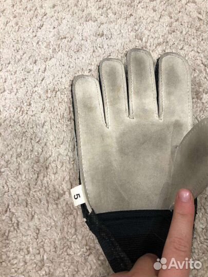 Вратарские перчатки