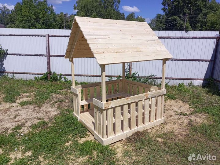 Деревянный домик для детской площадки