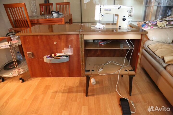 Швейная машинка со складным столом - тумбой