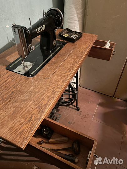 Швейная машина LADA