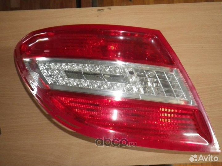 Фонарь задний левый Mercedes w204