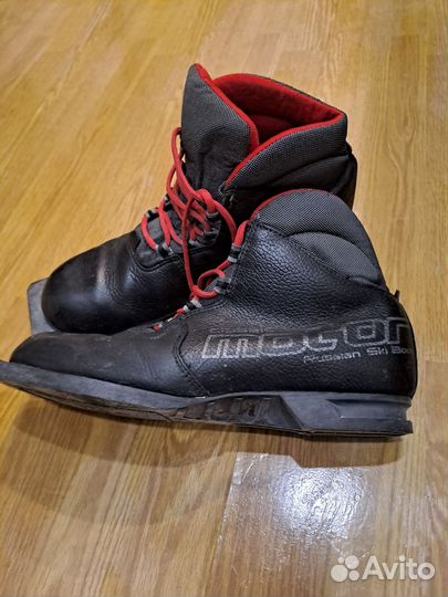 Лыжные ботинки