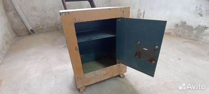 Сейф металлический