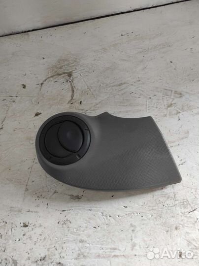 Накладка торпедо левая Renault Sandero 1