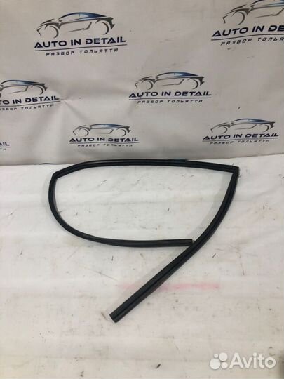 Уплотнитель стекла двери задний правый mitsubishi