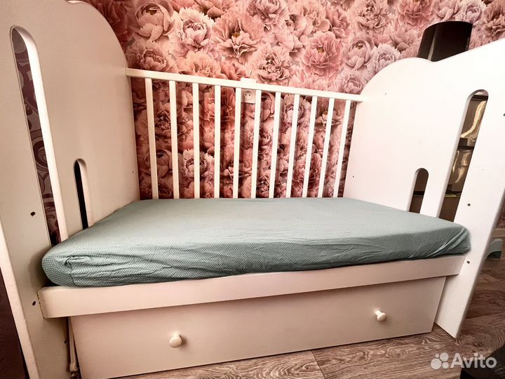 Детская кроватка с маятником и ящиком