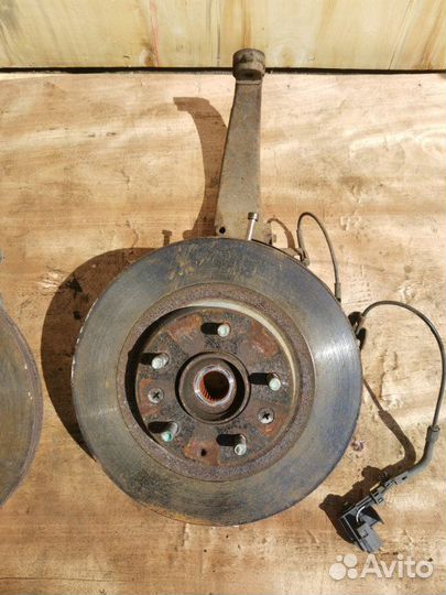 Поворотные кулаки переднее Mazda 6 GH 2.0 LF 2009