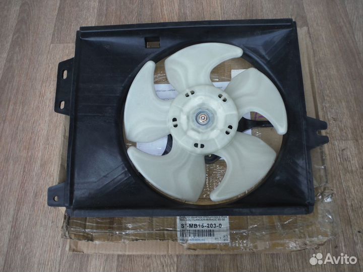 Диффузор радиатора кондиционера Mitsubishi Colt