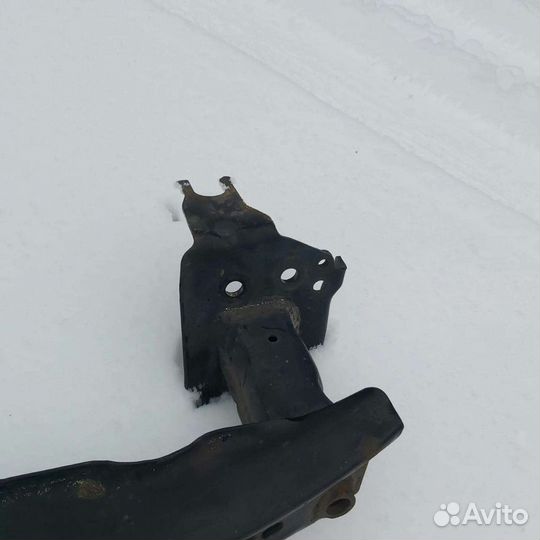 Усилитель бампера VW Touareg 1