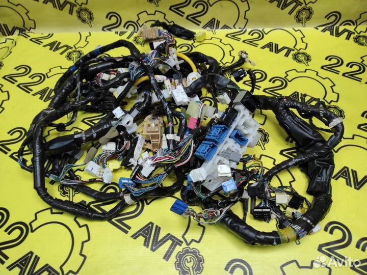 Проводка салона Toyota Noah AZR60 1azfse 05.2002