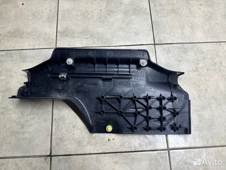 Накладка на порог салона задняя левая Toyota