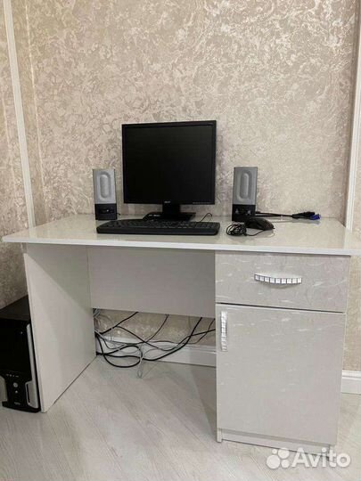 Компьютерный стол новый и компьютер б/у