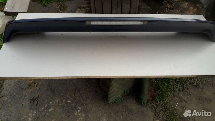Спойлер на двери багажника