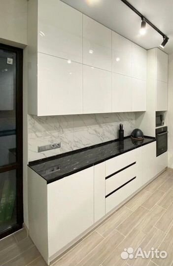 Кухня на заказ белая в потолок без ручек