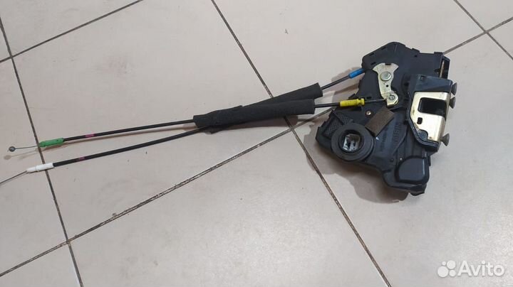 Замок двери передней левой Toyota Land Cruiser 120