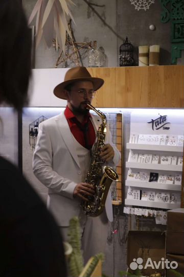 Саксофонист на праздник