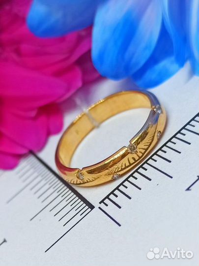 Кольцо с природным камнем Золото