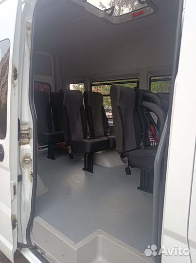 Водитель на своем микроавтобусе