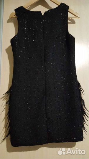 Платье черное с перьями