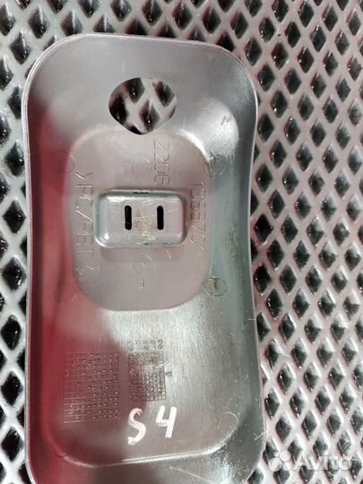 Крышка крепления хомута топливного бака