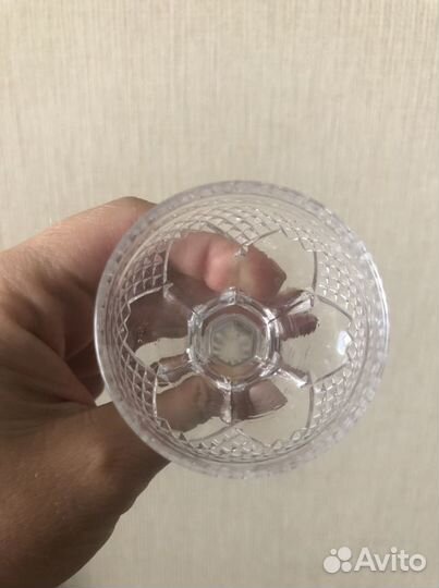 Хрустальные рюмки на ножке