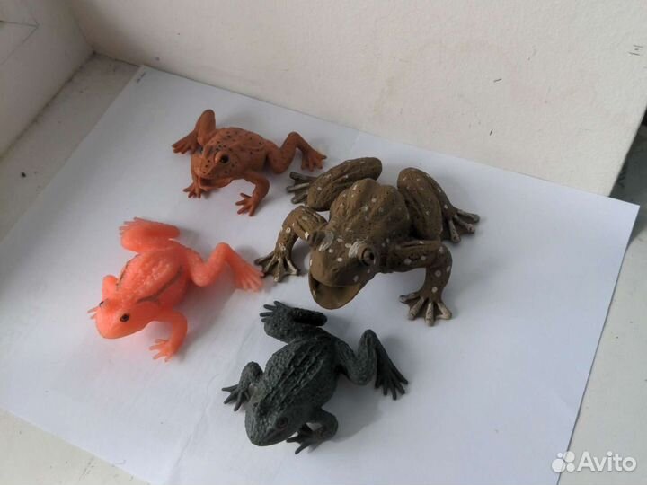 Резиновые экшен-фигурки: акулы, лягушки и т.п