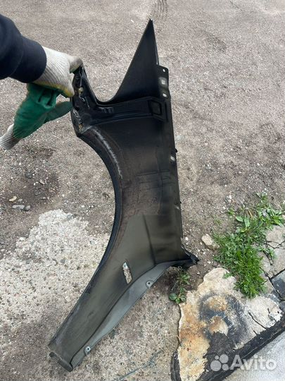 Продам переднее правое крыло на BMW F10 цвет Schwa