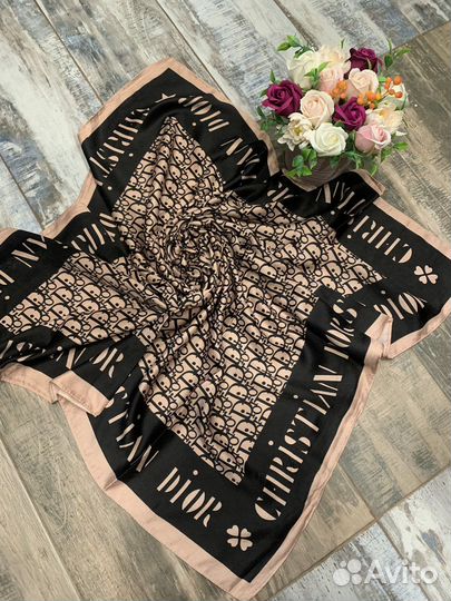 Тонкий шерстяной платок Dior розовый мягкий