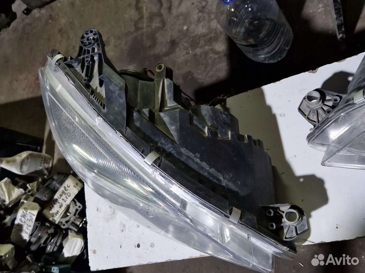 Передняя правая фара мерседес w204