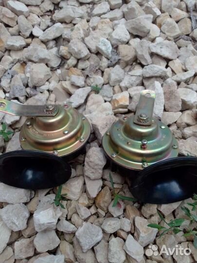 Два сигнала автомобильные на 24 в новые