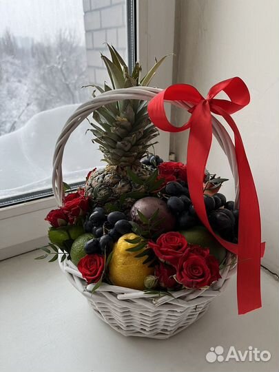 Подарочная корзина с фруктами