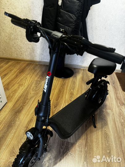 Электрический самокат с сидением