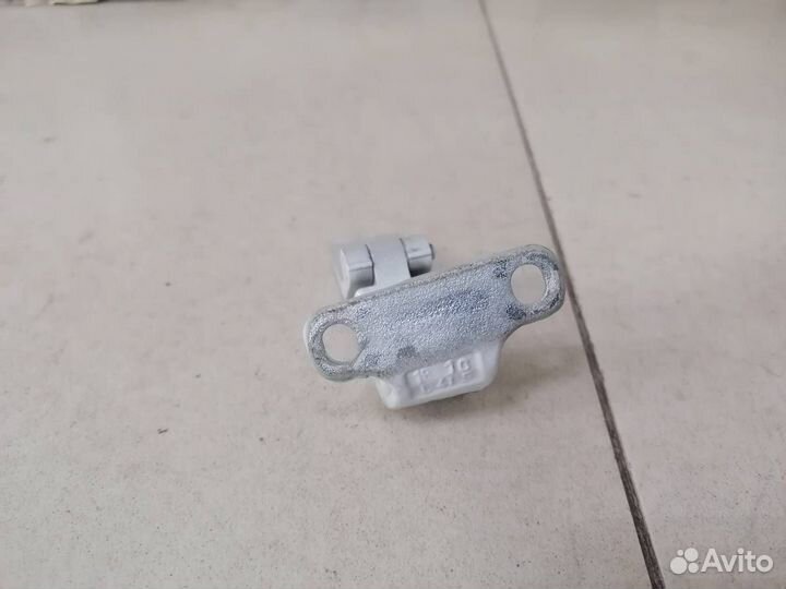 Петля двери багажника Skoda Octavia A7 2013