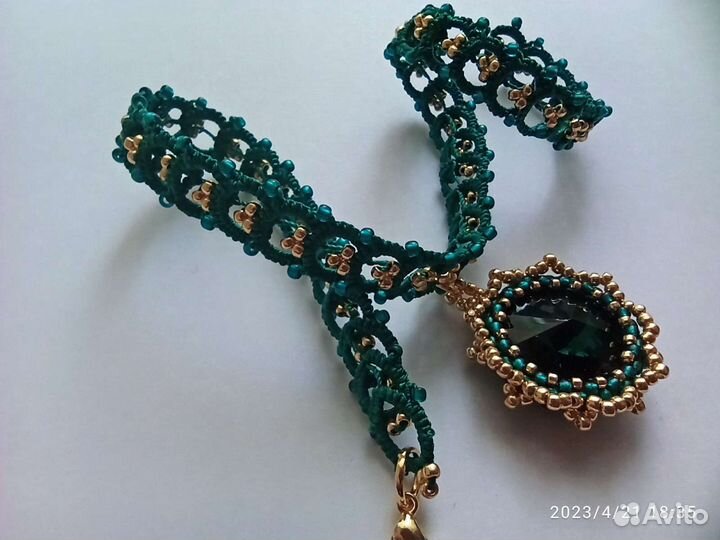 Изумрудный чокер с золотистым бисером