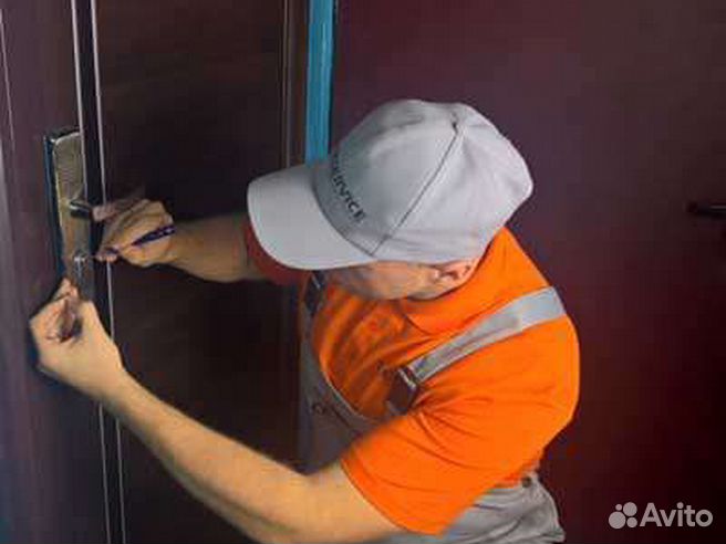 Вызов мастера дверей. Ремонт уличных дверей. Монтажник входных металлических дверей. Вызов мастера дверей. Монтажник металлических дверей.