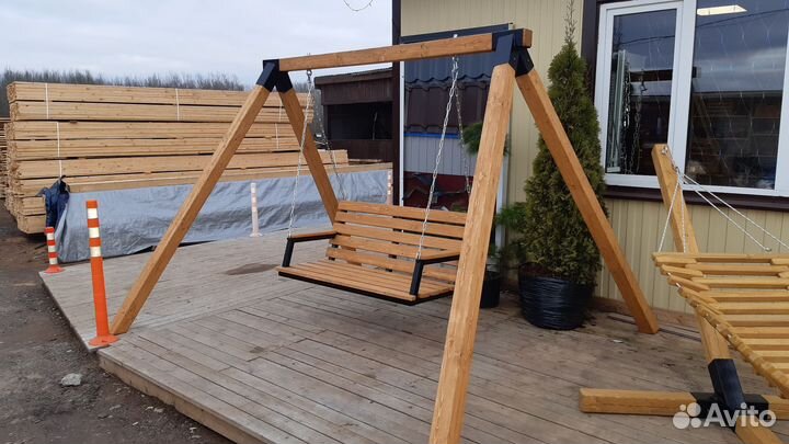 Садовая качеля из дерева